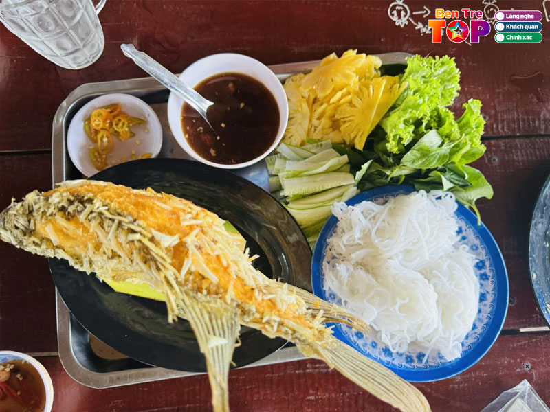 Quan-an-san-vuon-cau-ba-bentretoplist