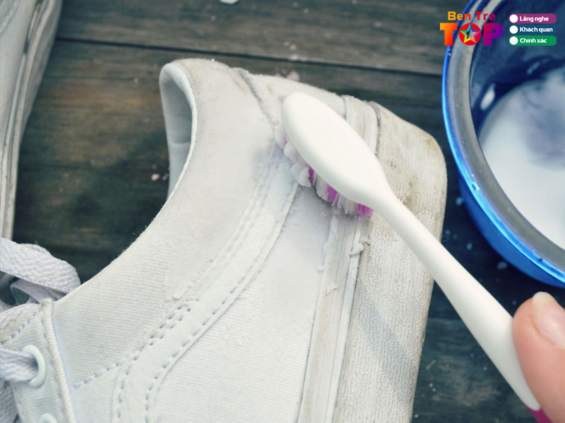 Ve-sinh-giay-huynh-nhat-truong-bentretoplist