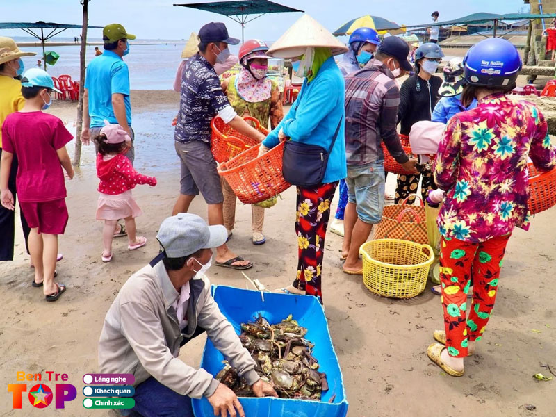 Cho-hai-san-ven-bien-con-bung-thanh-phu-ben-tre-net-doc-dao-giua-bai-cat-bentretoplist