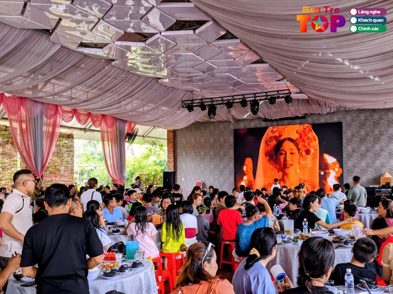 Lang-du-lich-sen-hong-bentretoplist