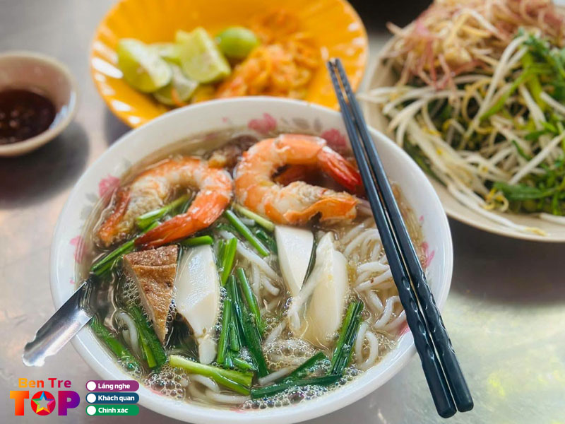 Bun-mam-ut-nghi-noi-tieng-voi-nuoc-dung-thanh-ngot-bentretoplist