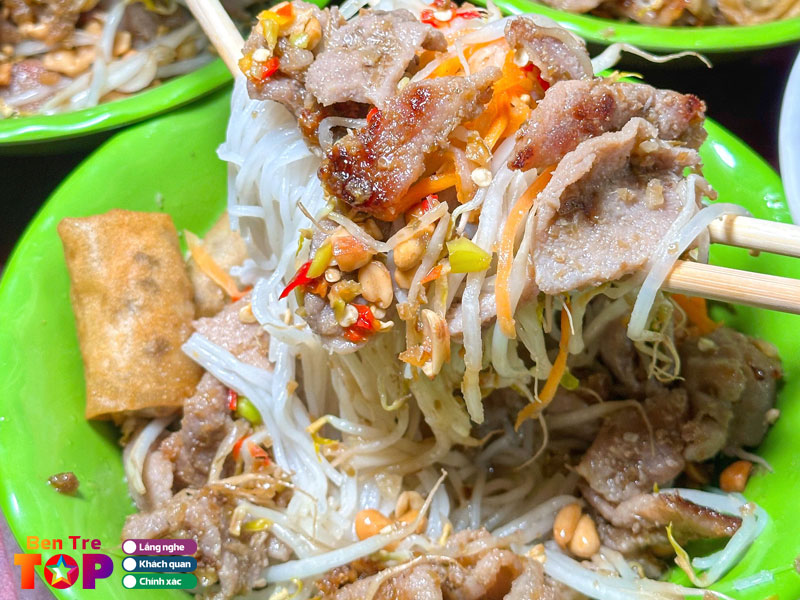 Cau-hoi-thuong-gap-ve-bun-thit-xao-tai-ben-tre-bentretoplist-2