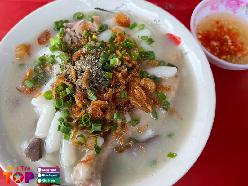 Banh-canh-bot-xat-ba-tien-noi-tieng-vit-xiem-bentretoplist
