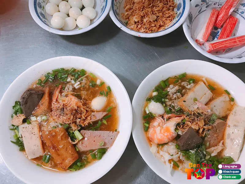 Banh-canh-cua-va-sup-cua-co-dao-hanh-phi-gion-tan-bentretoplist