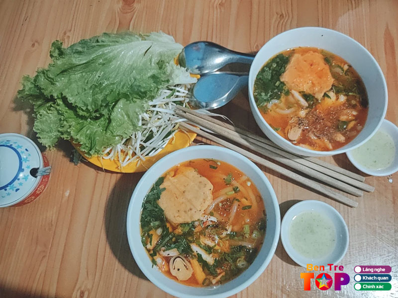Banh-canh-ghe-ca-mau-dinh-cao-topping-hai-san-bentretoplist