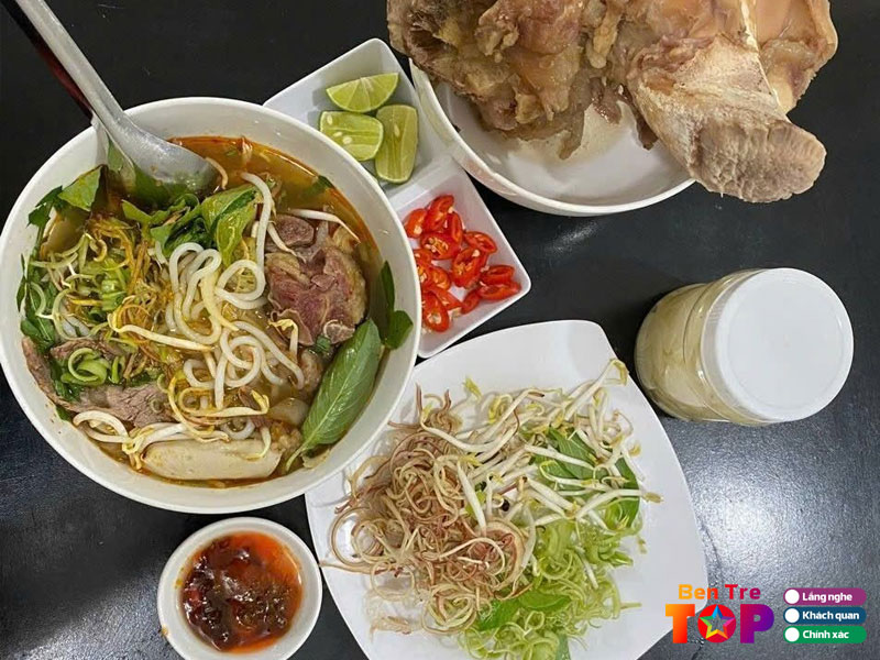 Bun-bo-hue-hoa-tien-khong-gian-decor-hien-dai-bentretoplist