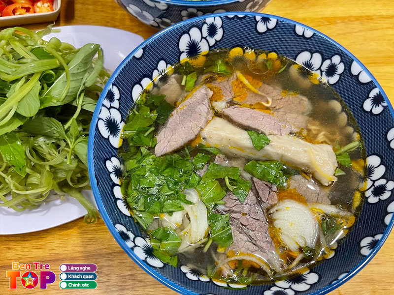 Bun-bo-hue-song-huong-nuoc-dung-ham-8-tieng-bentretoplist