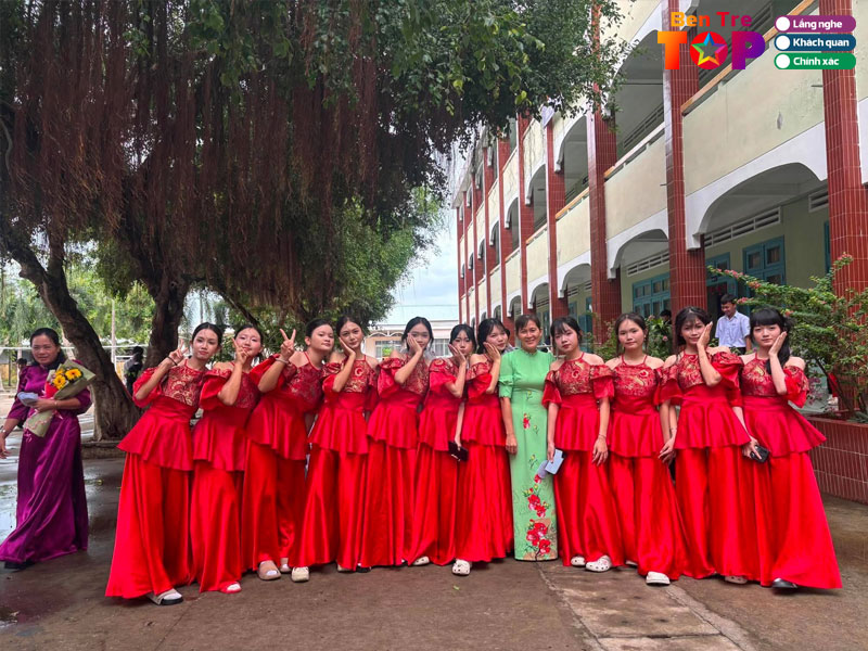 Trang-phuc-bieu-dien-kim-ngan-hien-dai-va-dang-cap-bentretoplist