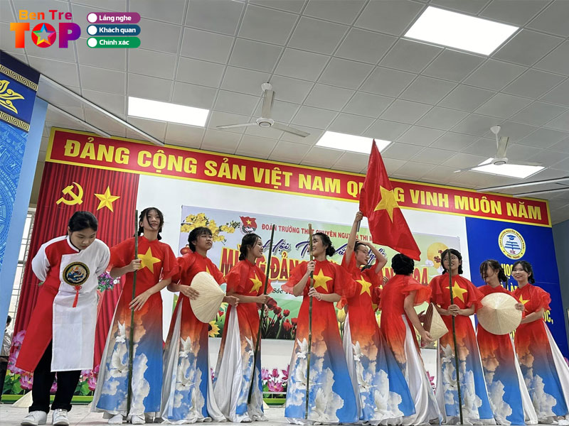 Trang-phuc-bieu-dien-minh-nhut-da-dang-phong-cach-hoa-trang-bentretoplist