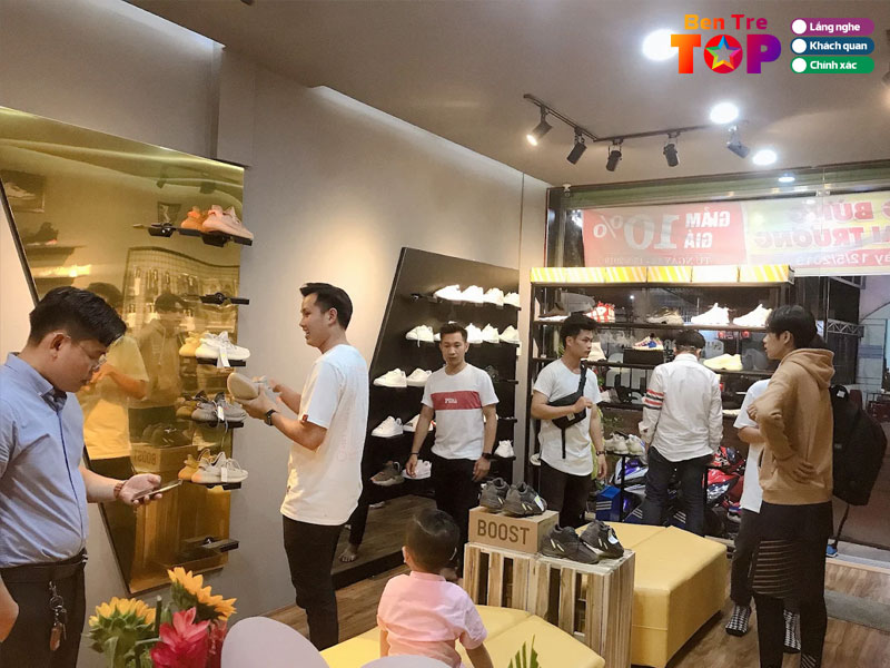 Tt-sneakers-khong-gian-mua-sam-sneaker-chat-luong-bentretoplist-1